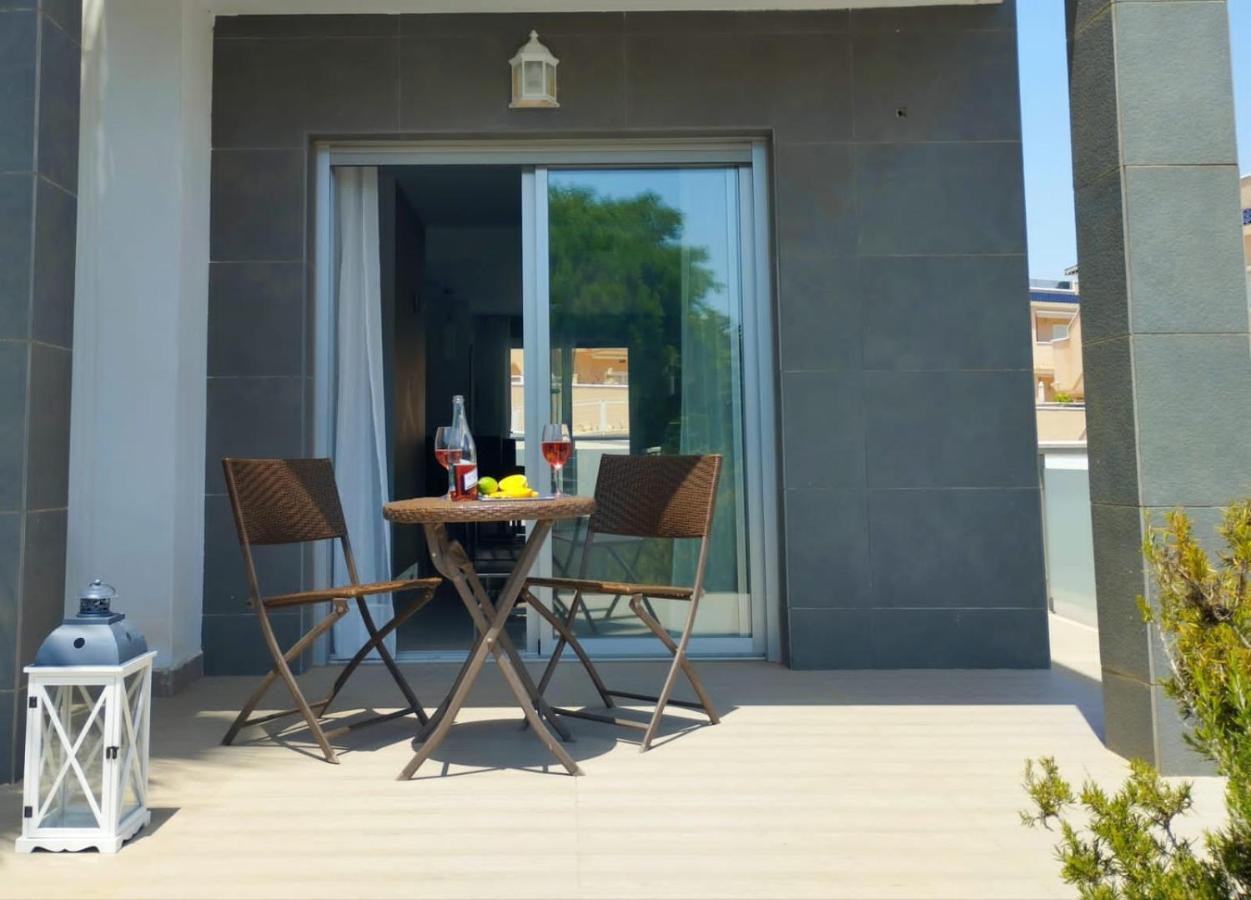 Bungalow En Punta Prima 2 Dormitorios Y Piscina ตอร์เรเวียคา ภายนอก รูปภาพ